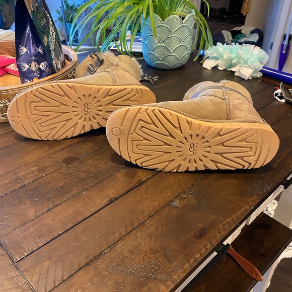 Light tan UGG boots, Sherpa lined.  size 7. - Picture 4 of 6